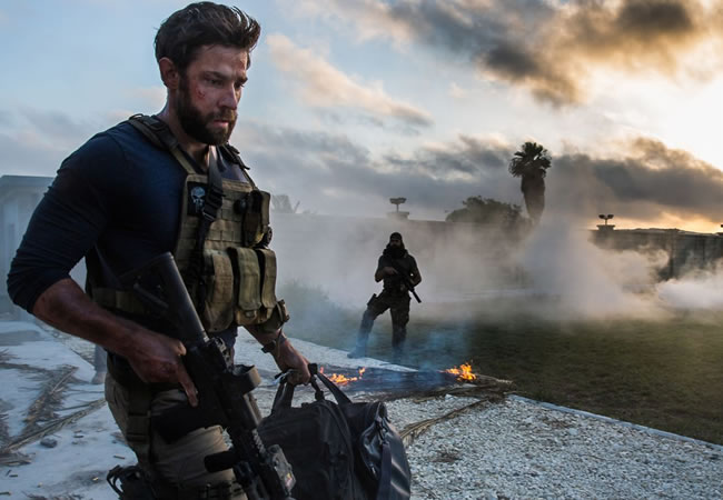 John Krasinski demuestra ser un formidable héroe de acción en 13 Horas: los Soldados Secretos de Bengasi (2016)