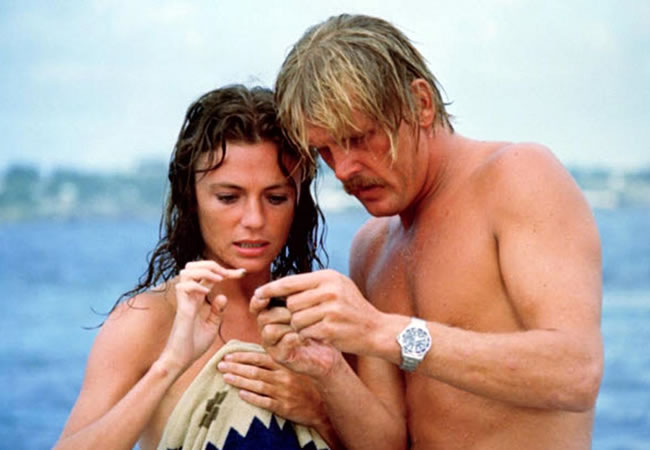 Jacqueline Bisset y Nick Nolte se la pasan de aventura en aventura en El Abismo (1977) 