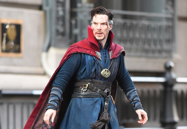 Benedict Cumberbatch hace literalmente magia con su personaje en Doctor Strange, Hechicero Supremo (2016)