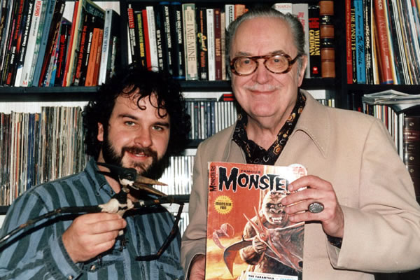 Forrest J Ackerman posa con un ejemplar de Famous Monster en su mano, al lado del director Peter Jackson