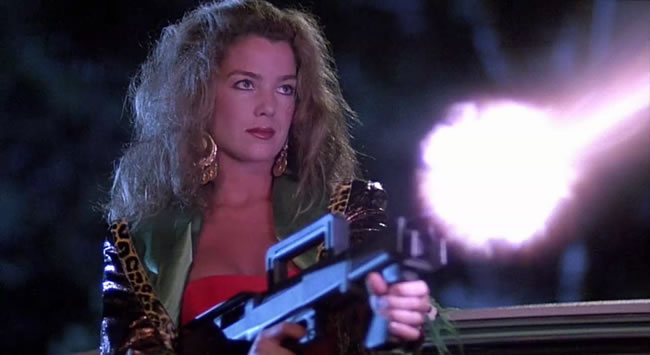 la poseída Claudia Christian asesina a todos los que vieron su cola llovida en esta escena de Lo Oculto (1987)