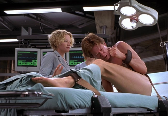 El maníaco Kevin Bacon se inyecta el suero que lo volverá invisible, en esta escena de Hollow Man