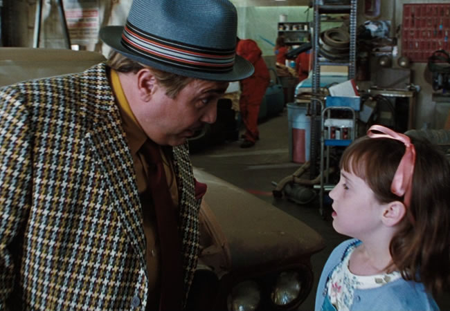 Matilda se da cuenta que su padre es un estafador en esta escena de Matilda (1996)