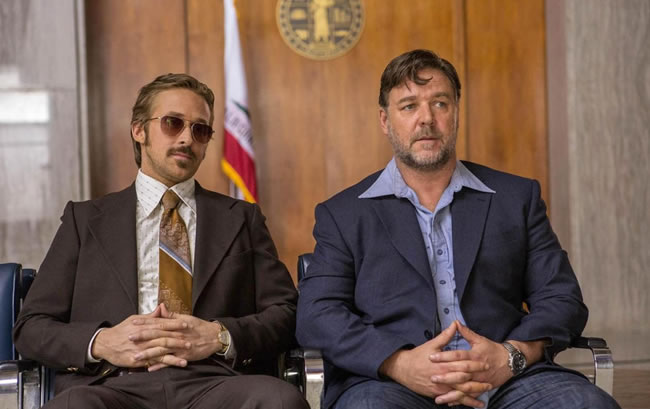 Gosling y Crowe son un par de ineptos violentos que deben hallar a la hija de una importante política antes que le pase algo, en la deliciosa The Nice Guys (2016)