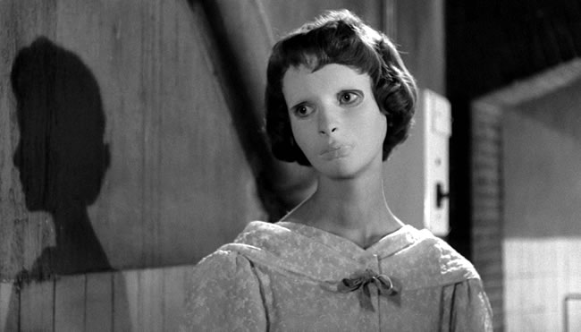 La joven desfigurada espera que su padre realice un milagro médico - y le devuelva la belleza (pero a qué costo!) - en el clásico Ojos Sin Rostro (1960)