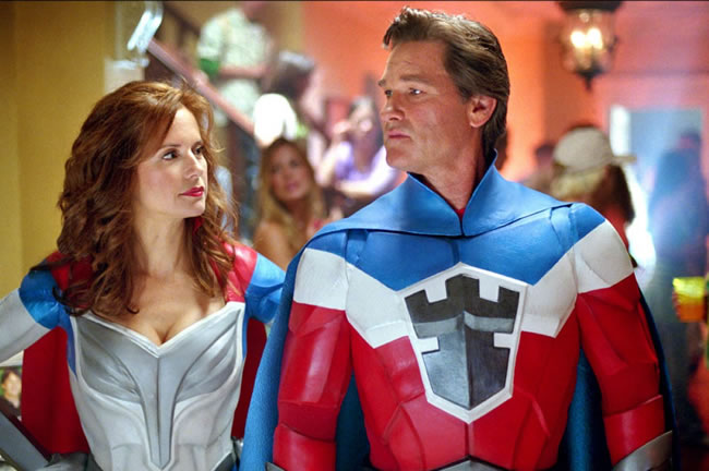 Kelly Preston y Kurtt Russell son superhéroes super copados y super sexys en Sky High: Escuela de Superhéroes (2005)