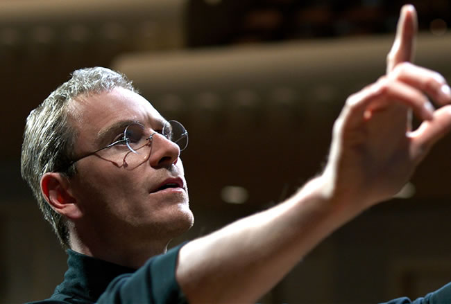 Bravo, brillante, brutal: ese es un buen resumen del accionar del protagonista en la biopic Steve Jobs (2015)