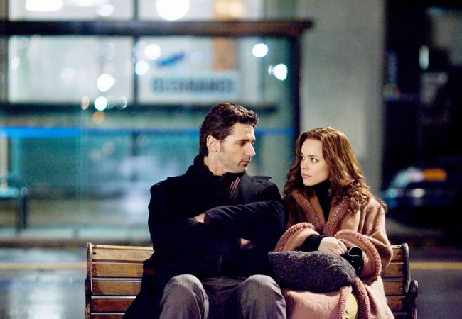 Rachel McAdams descubre que es difícil mantener un romance con alguien que se evapora a cada rato en Te Amaré por Siempre (2009) 