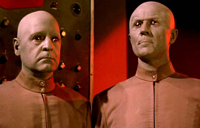 Dos androides trazan planes clandestinos para preservar su raza del odio de los violentos en La Creación de los Humanoides (1962)