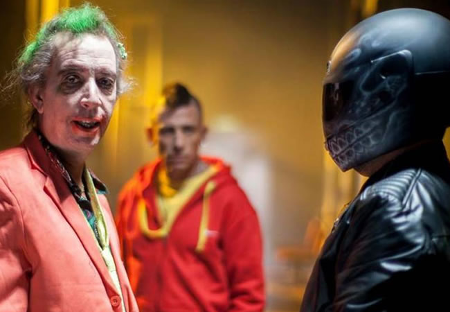 el Joker negocia la rendición de Flash y Batman (en versiones argentas), en esta escena de Kryptonita (2015)