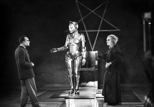 Con el cine en movimiento, la adaptación de obras clásicas del género fantástico no se hace esperar; pero el respeto por el género llegará recién en la década del 20 a través del trabajo de Fritz Lang y otros grandes cineastas germanos