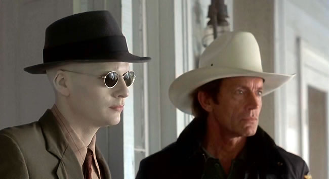 El albino eléctrico y el escéptico sheriff pronto desarrollarán una emocionante relación en esta escena de Powder (1995) 