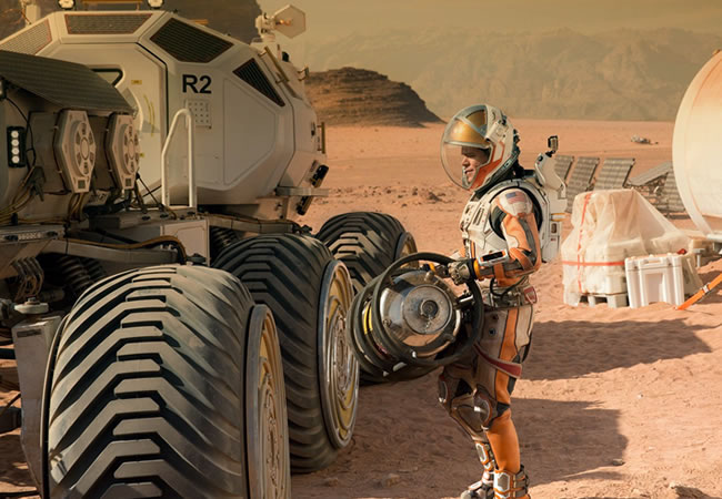 Matt Damon le revisa el aceite a su vehículo de exploración interplanetaria en The Martian